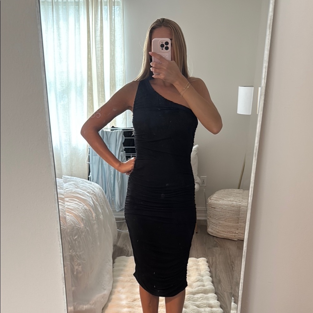 Socialite Black One-Shoulder Sheath Dress